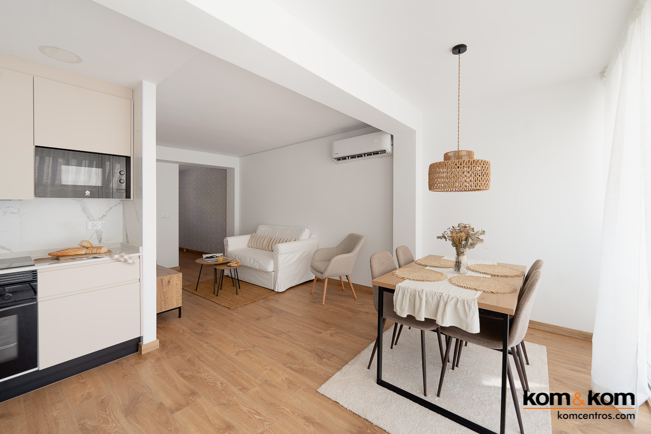 Sal&oacute;n de apartamento en Benidorm decorado en colores c&aacute;lidos.